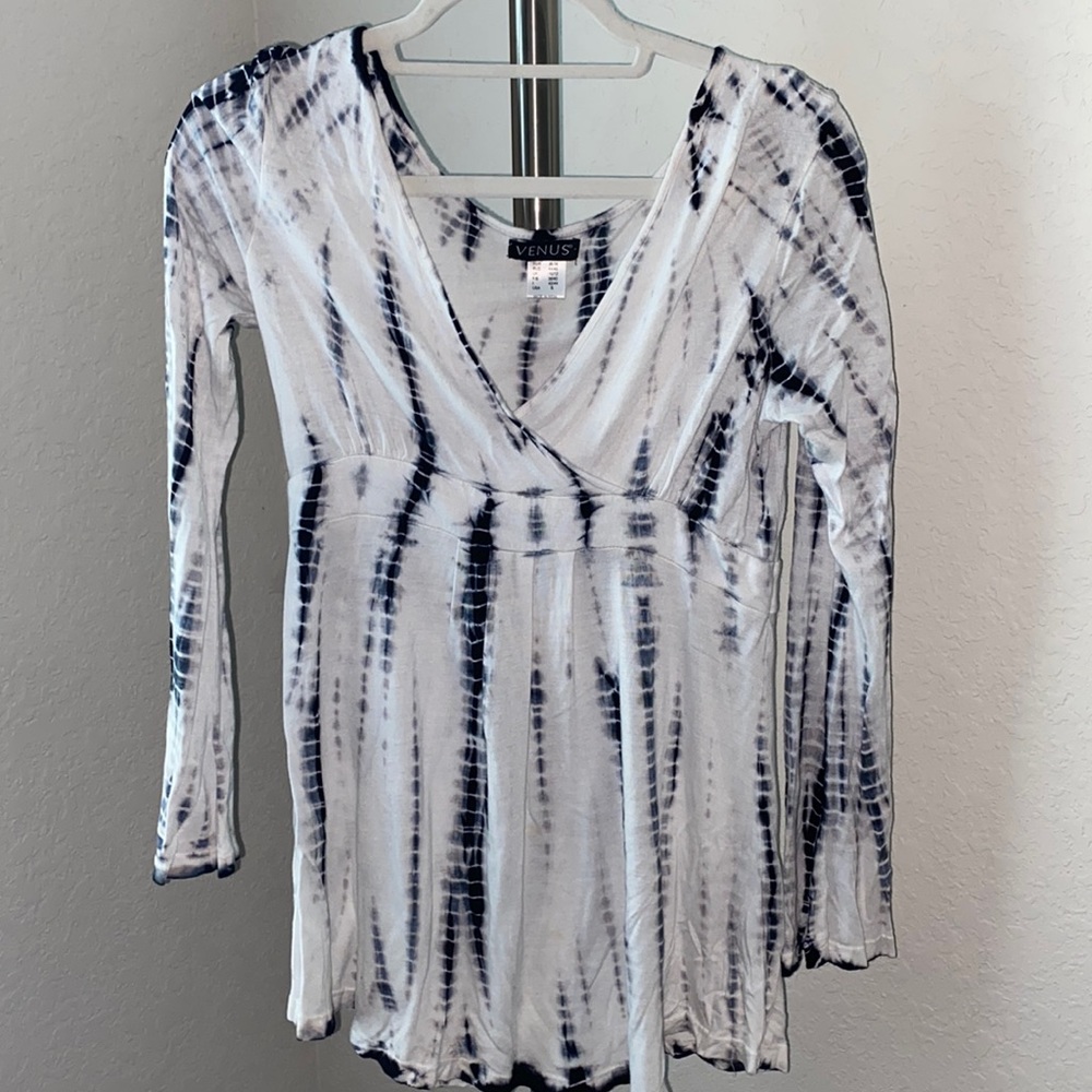 Lightweight long sleeve v-neck shirt